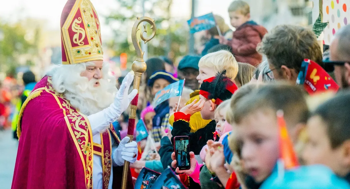 Hij komt, hij komt, ... intrede van de Sint