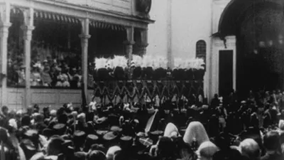 Tsar et tsarine entrant dans l'église de l'Assomption