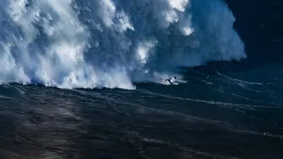 100 Foot Wave