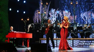 Kelly Clarkson's Cautionary Christmas Music Tale