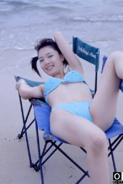 Pervert at the beach: Bikini thief