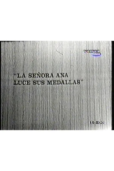La señora Ana luce sus medallas