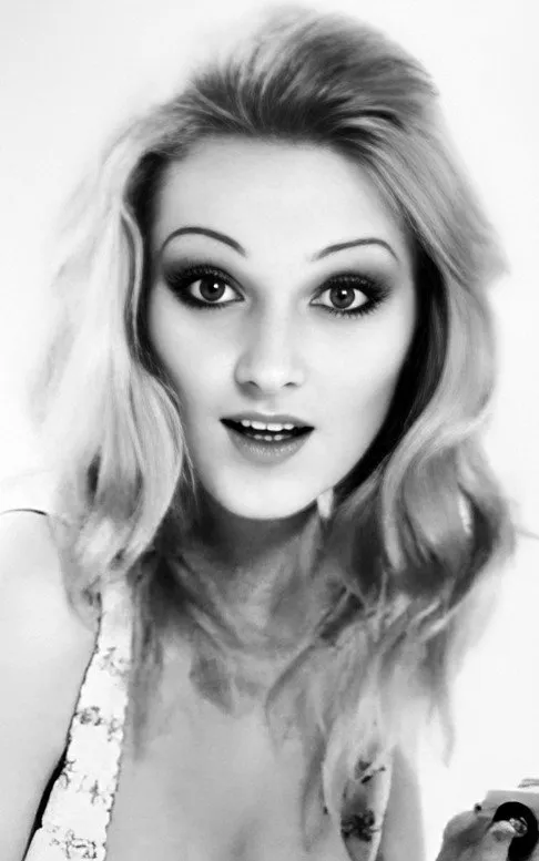 Julia Tomas
