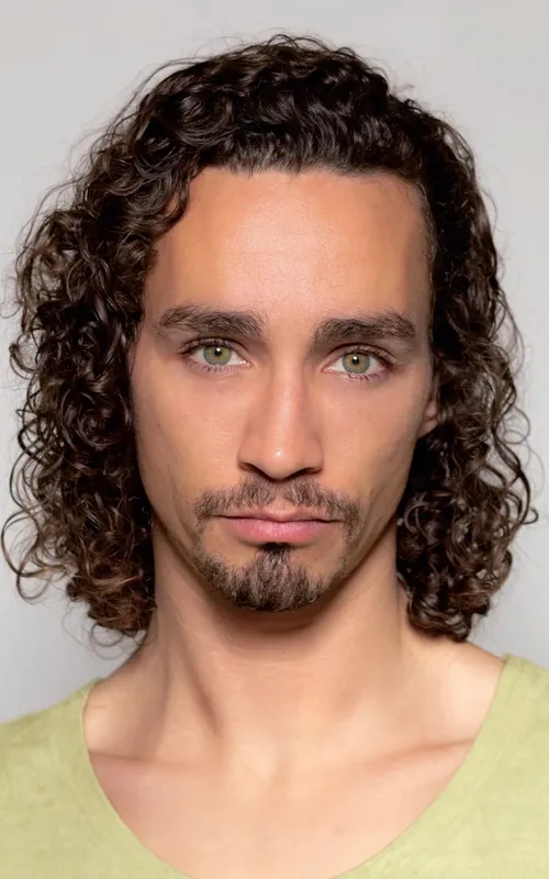 Robert Sheehan