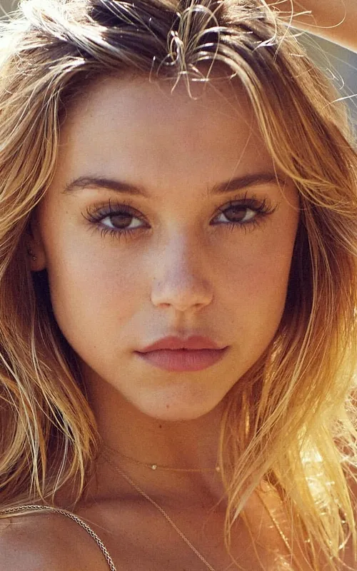 Alexis Ren
