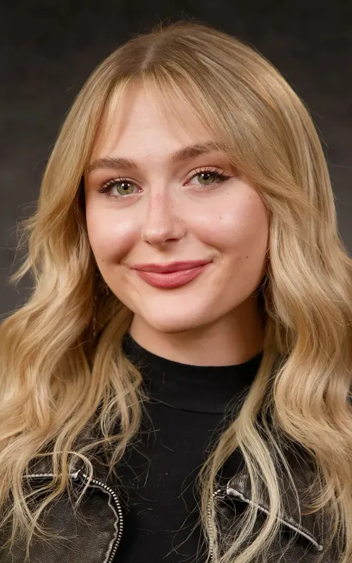 Alyvia Alyn Lind