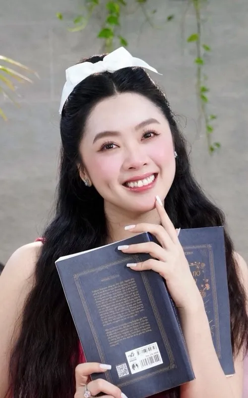 KHÁNH TIÊN LEONA