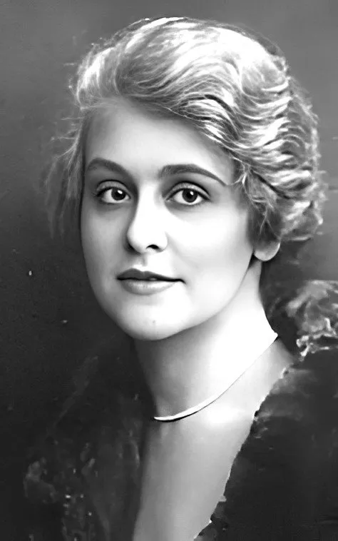 Carola Toelle