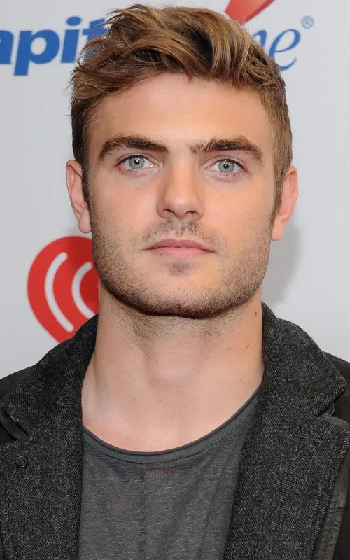 Alex Roe