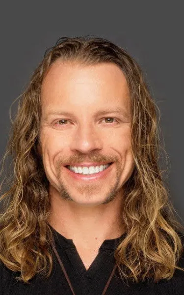 Dustin Leighton