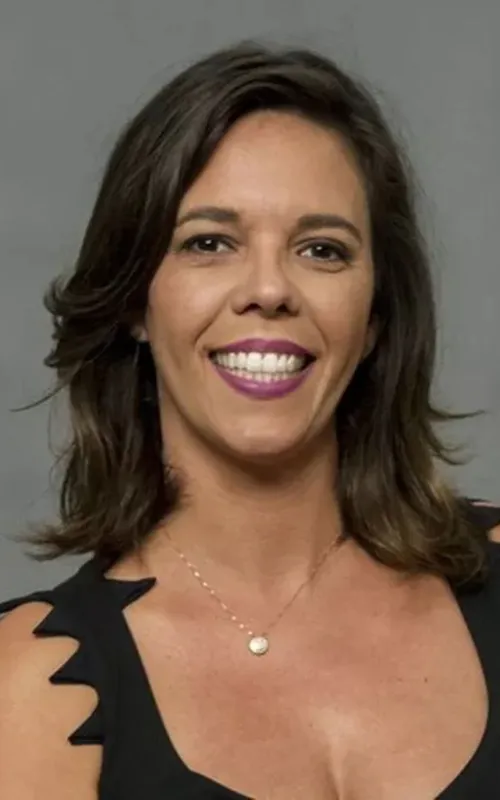 Flávia Reis
