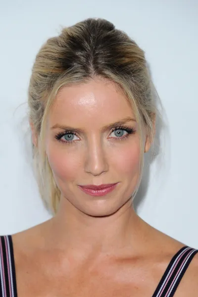 Annabelle Wallis