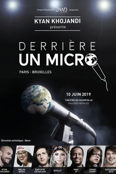 Derrière un micro