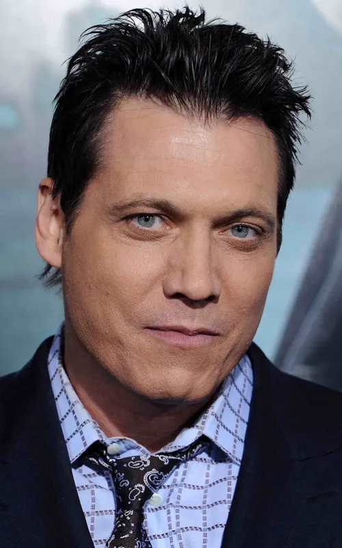 Holt McCallany