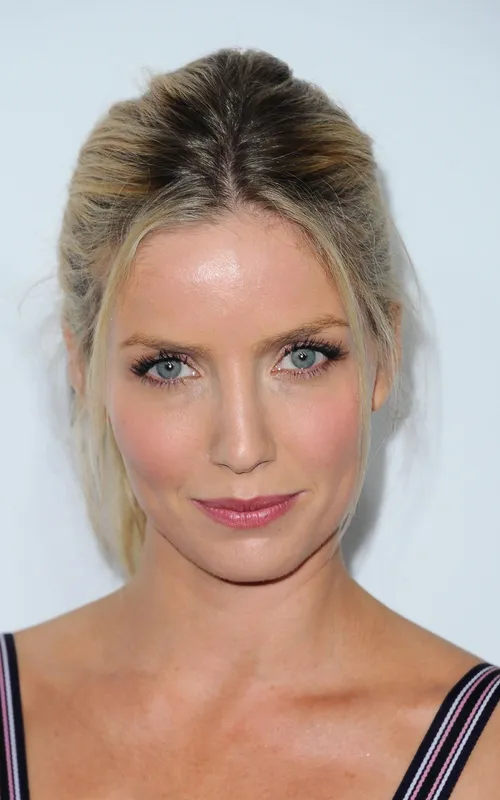 Annabelle Wallis