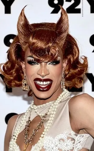 Yvie Oddly