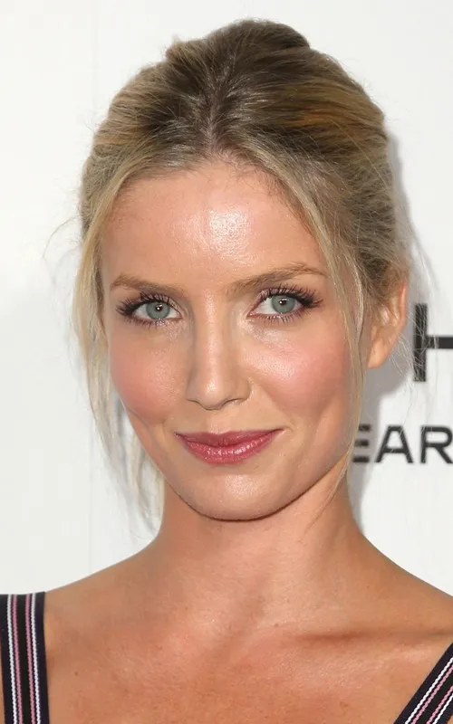 Annabelle Wallis