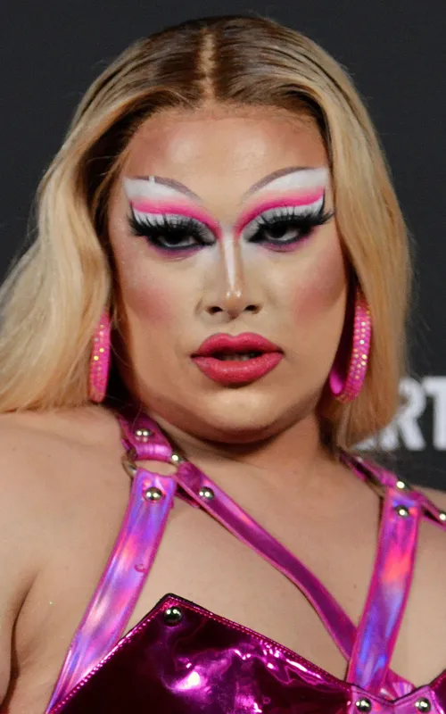 Salina EsTitties