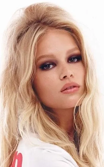 Anna Ewers