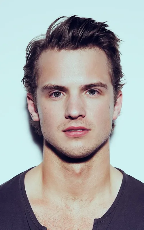 Freddie Stroma