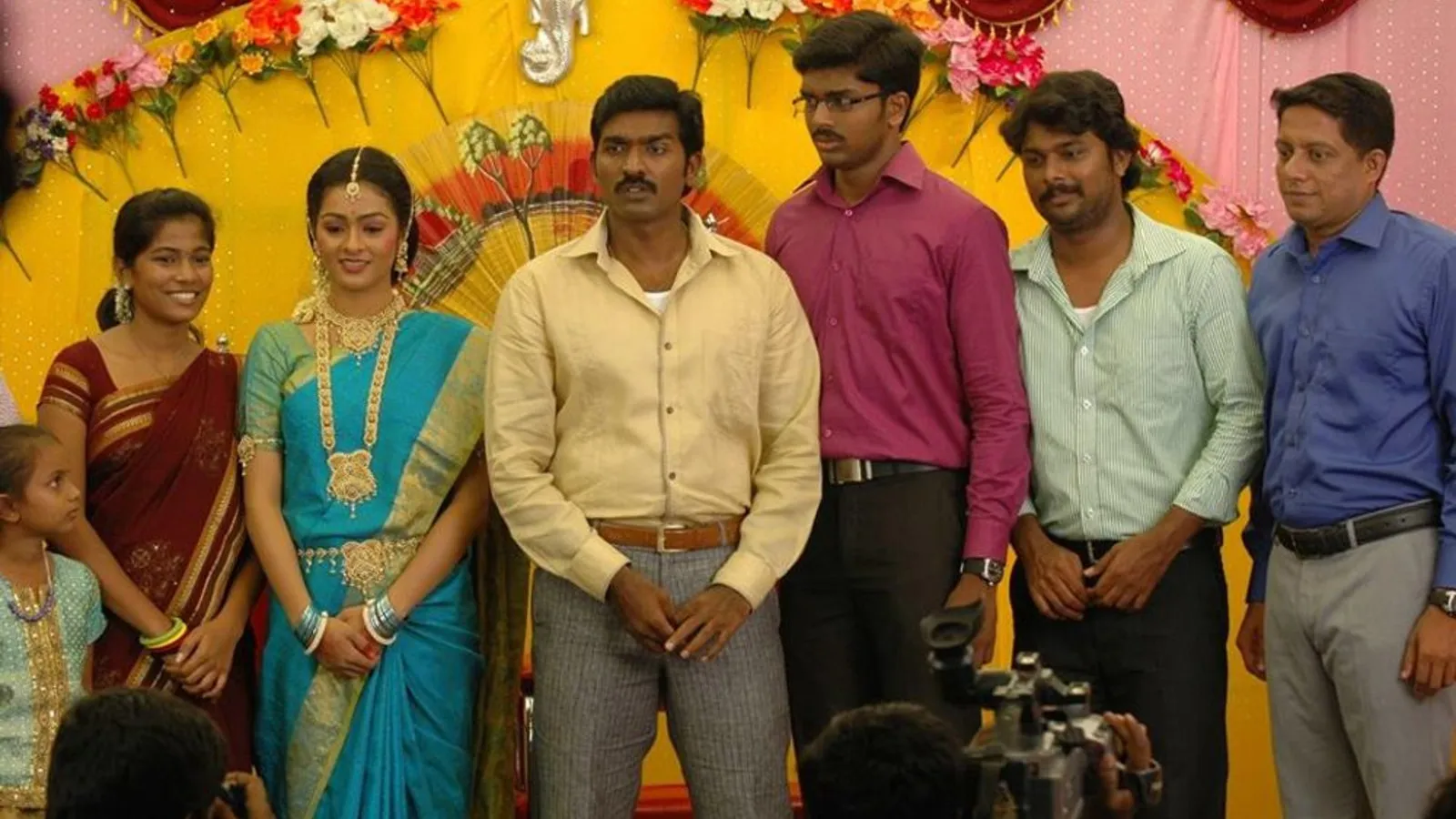 Naduvula Konjam Pakkatha Kaanom