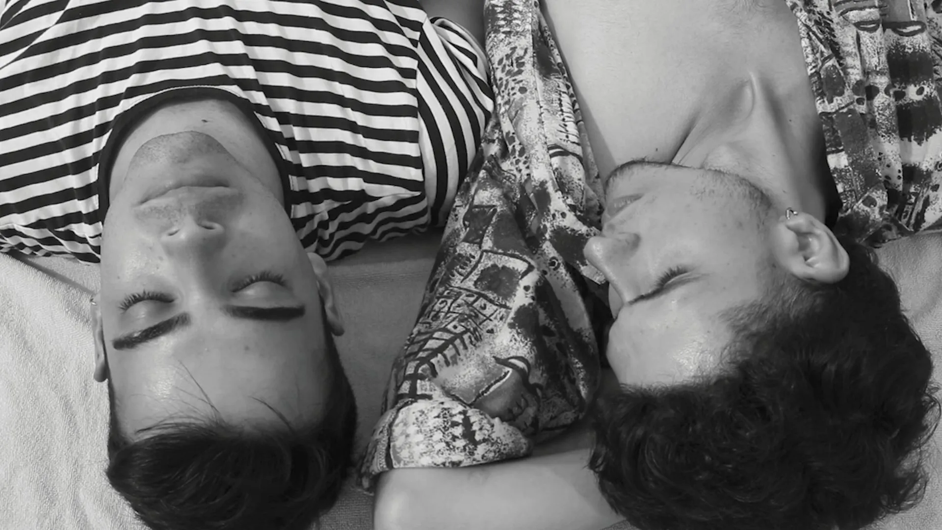 Dos Chicos Frente al Mar